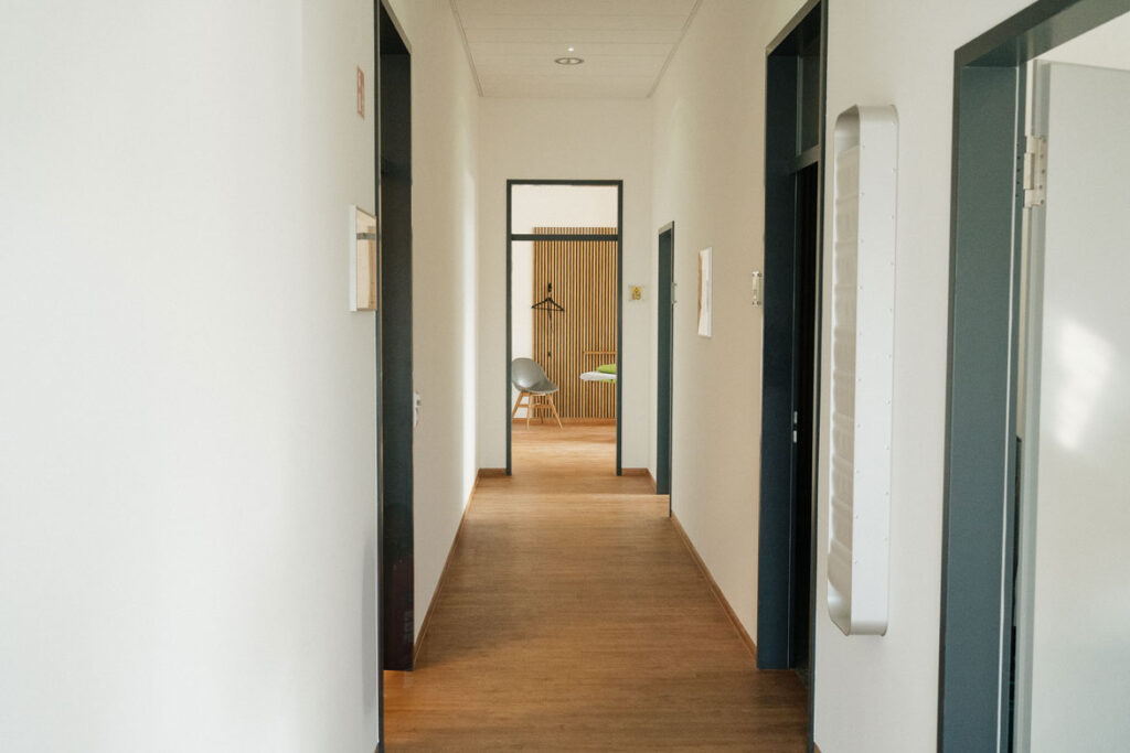 Aufnahme des weitläufigen Flurs und Behandlungszimmer im THZ.