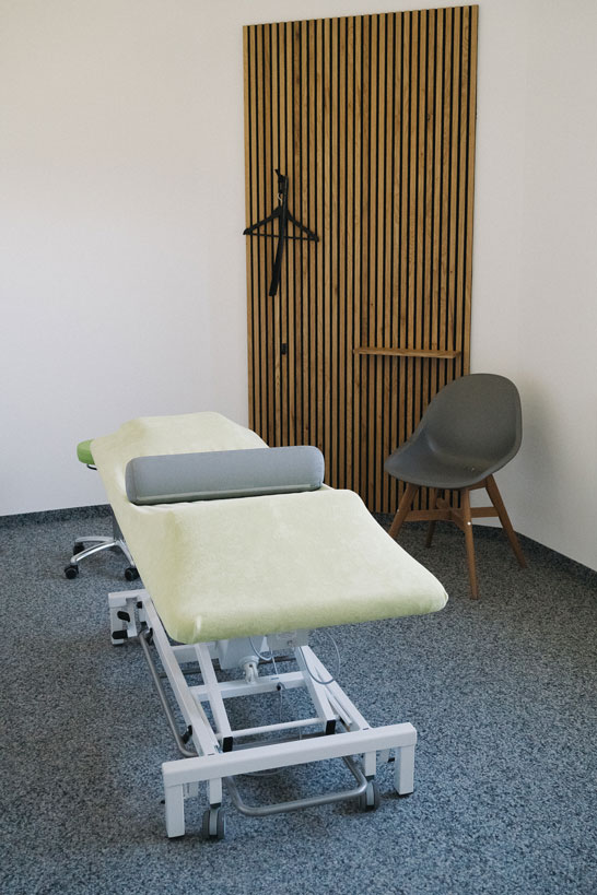 Einblick in einen weiteren großen, freundlichen Therapieraum des THZ
